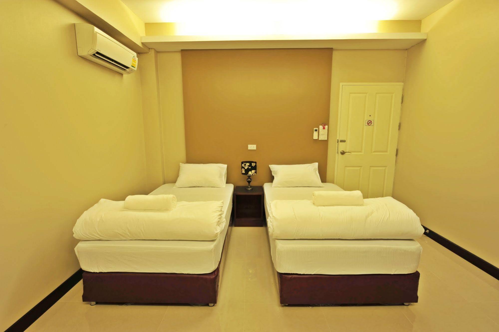 Pine Cafe'&Bed Hotel Phra Nakhon Si Ayutthaya Luaran gambar